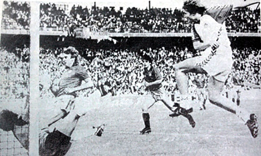 Sören Lerby közelről bevágja, Arconada már verve van. 1:0-ra vezet Dánia lerby.jpg